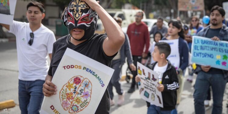 Familias marchan en Tijuana por el Día Mundial de Concienciación sobre el Autismo