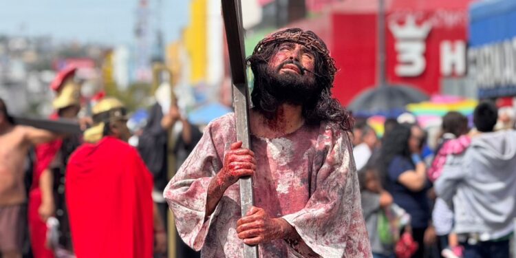 Avanza el Viacrucis en Zona Centro