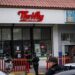 Ataque armado dentro de nevería Thrifty deja a un hombre sin vida en Jardines de Agua Caliente