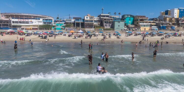 Playas de Tijuana abarrotadas durante Semana Santa