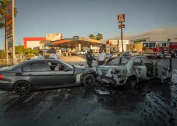 Jóvenes a bordo de un BMW provocan choque múltiple y huyen del lugar