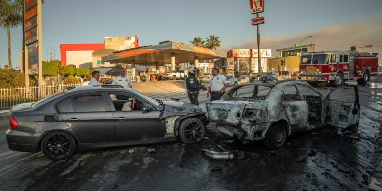 Jóvenes a bordo de un BMW provocan choque múltiple y huyen del lugar