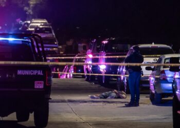 Hombre ataca a oficiales y es abatido; hay una mujer y un menor lesionados