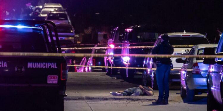 Hombre ataca a oficiales y es abatido; hay una mujer y un menor lesionados