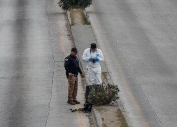 Dejan caja con restos humanos sobre el bulevar Gato Bronco; vialidad fue cerrada