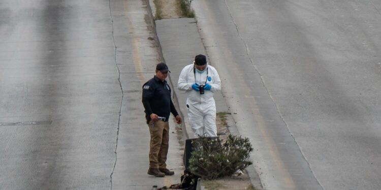 Dejan caja con restos humanos sobre el bulevar Gato Bronco; vialidad fue cerrada