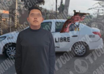 Policía Municipal atora a chofer de taxi libre con arma hechiza; asaltó a un joven