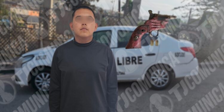 Policía Municipal atora a chofer de taxi libre con arma hechiza; asaltó a un joven