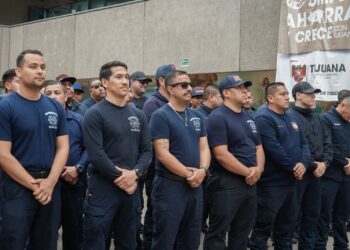 Bomberos de Tijuana se manifiestan en Palacio Municipal