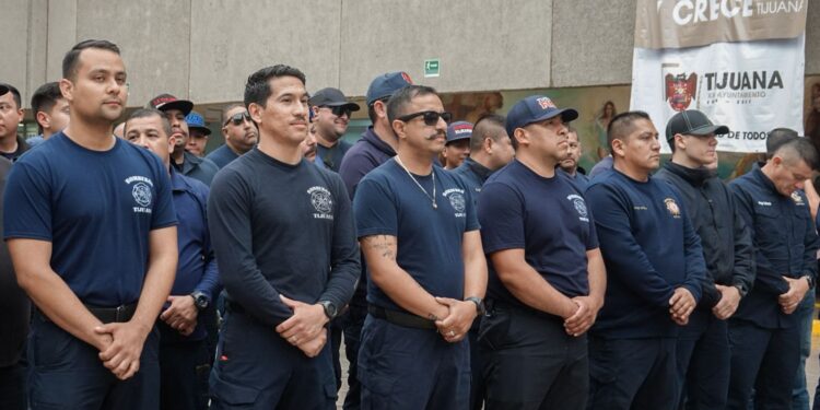 Bomberos de Tijuana se manifiestan en Palacio Municipal
