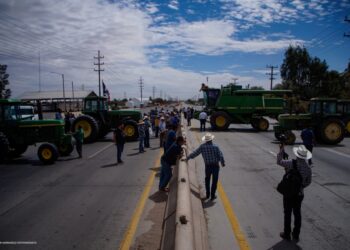 Productores del Valle de Mexicali bloquean con tractores la carretera Mexicali–San Luis Río Colorado