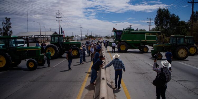 Productores del Valle de Mexicali bloquean con tractores la carretera Mexicali–San Luis Río Colorado