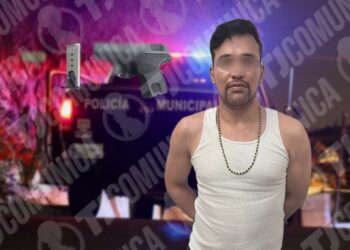 Municipales atoran a hombre armado en Plaza Santa Cecilia; tenía una orden de aprehensión activa