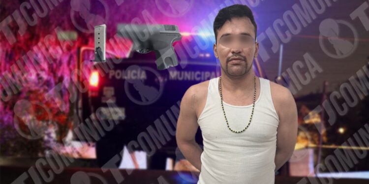 Municipales atoran a hombre armado en Plaza Santa Cecilia; tenía una orden de aprehensión activa