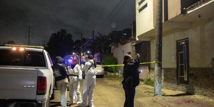 Hallazgo de cuerpo con huellas de violencia dentro de un vehículo en Pedregal de Santa Julia