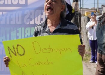 Vecinos de Playas de Tijuana marchan contra proyecto en Cañada Azteca por impacto ambiental y urbano