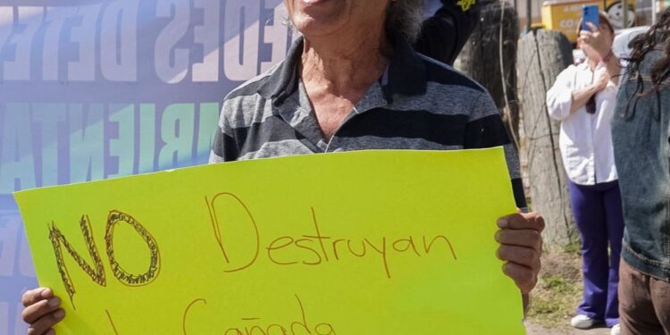 Vecinos de Playas de Tijuana marchan contra proyecto en Cañada Azteca por impacto ambiental y urbano