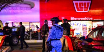 Asalto con violencia en tienda Ley Casa Blanca deja un detenido y un guardia lesionado