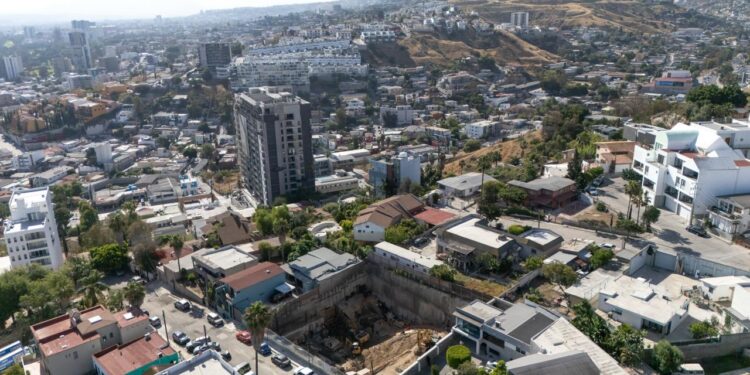 Vecinos de la colonia Madero se manifestaron por la construcción del edificio “Sideway”; Ayuntamiento de Tijuana ya clausuró la obra