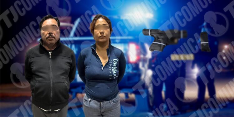 Municipales atoran a “parejita” armada