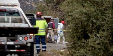 Localizan a hombre sin vida con huellas de violencia en carretera de cuota Tecate