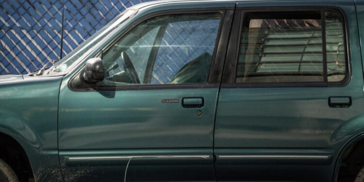 Hallan persona sin vida dentro de vehículo abandonado en la Zona Río