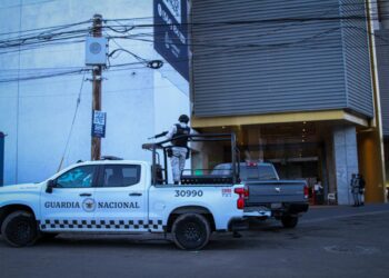 Hombre muere tras ser apuñalado en el edificio Adamant; su pareja es detenida