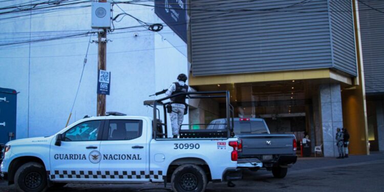 Hombre muere tras ser apuñalado en el edificio Adamant; su pareja es detenida