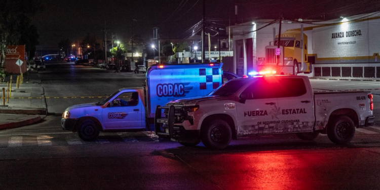 Dejan cuerpo con narcomanta amenazante frente a la Dirección de Policía Municipal de Tijuana.