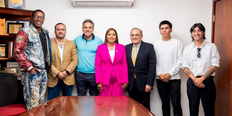 La alcaldesa de Ensenada, Claudia Agatón Muñiz, reafirmó su compromiso de impulsar inversiones responsables que contribuyan al desarrollo del municipio y al bienestar de sus habitantes.