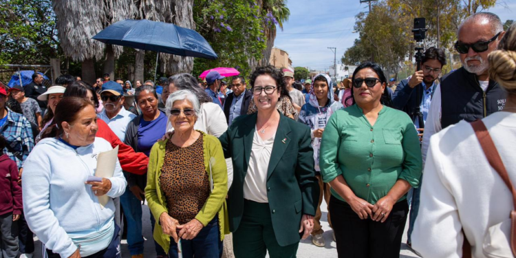 Inaugura Presidenta Rocío Adame pavimentación con concreto hidráulico en Lomas de Rosarito