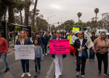 Trabajadores de la salud marchan en Tijuana por falta de insumos y personal en el Día del Trabajo