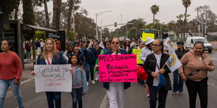 Trabajadores de la salud marchan en Tijuana por falta de insumos y personal en el Día del Trabajo