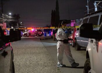 Ejecutan a hombre de 46 años en la colonia Obrera; atacantes huyen en moto y sedán
