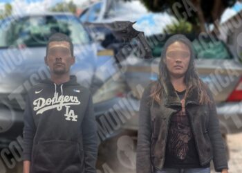 Municipales atoran a pareja con revólver; el hombre estaba prófugo de la justicia