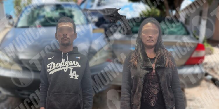 Municipales atoran a pareja con revólver; el hombre estaba prófugo de la justicia