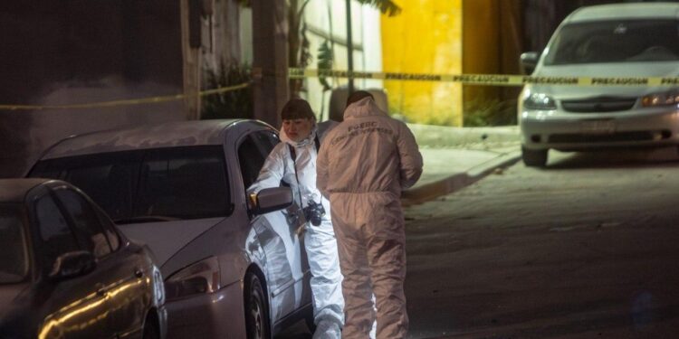 Hombre es asesinado en la Colonia Genaro Vázquez; iba llegando a su casa