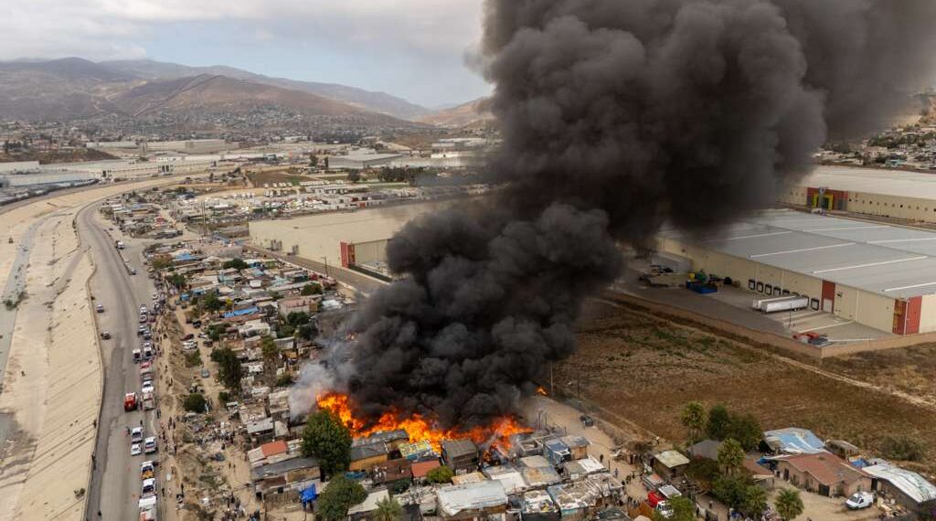 Incendio arrasa con viviendas en Vía Rápida Alamar; fueron 39 casas consumidas