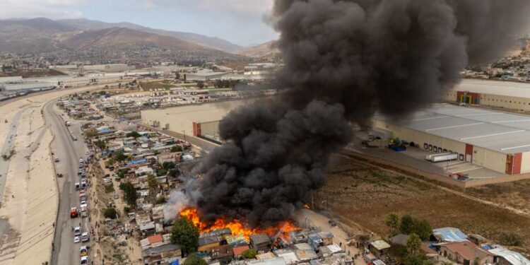 Incendio arrasa con viviendas en Vía Rápida Alamar; fueron 39 casas consumidas