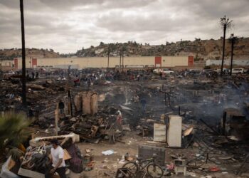 Entre cenizas familias del Cañon del Padre buscan comenzar de nuevo tras incendio que consumió sus casas