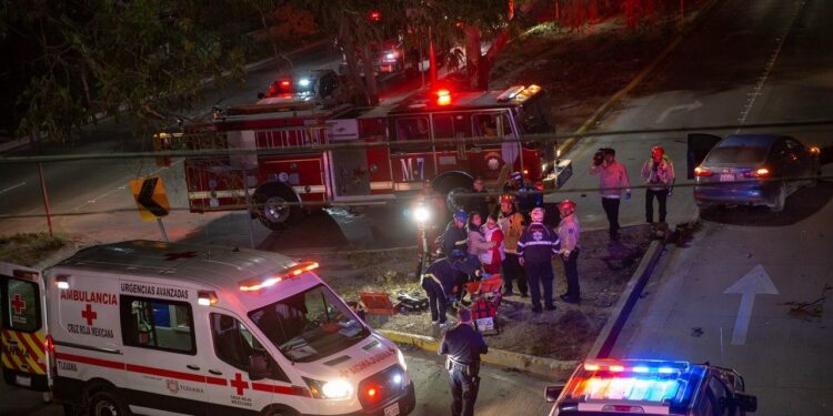 Menor y su madre resultan lesionados tras accidente en el bulevar Periférico