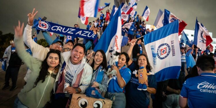 La glorieta Cuauhtémoc se pinta de azul tras “décimo” campeonato de la máquina cementera