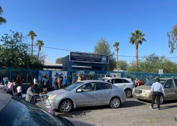 Padres bloquean acceso a primaria “José Mancisidor” en Mexicali por falta de maestros y personal