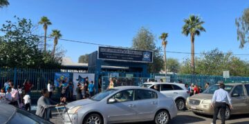 Padres bloquean acceso a primaria “José Mancisidor” en Mexicali por falta de maestros y personal
