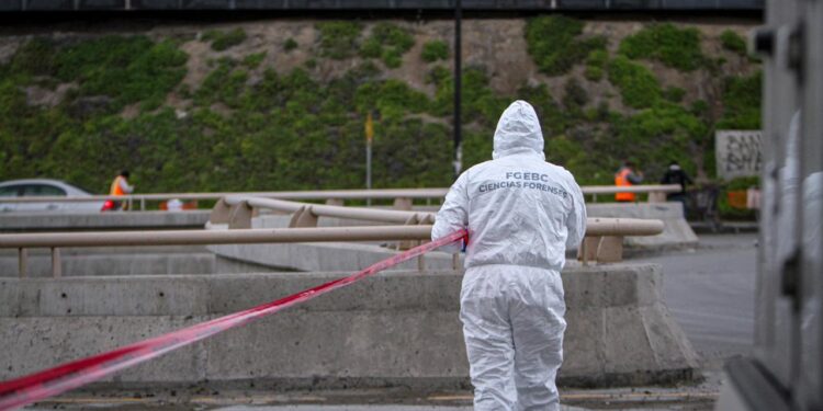 Abandonan cuerpo atado de pies y manos en el bulevar 2000