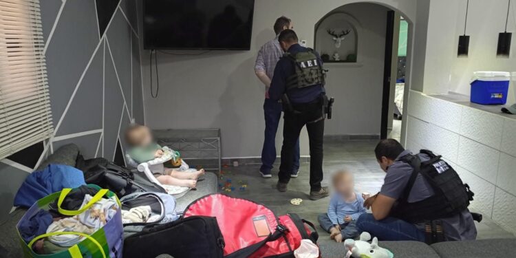 Localizan en Baja California a presunto sustractor de menores estadounidenses; fue entregado a autoridades de EE.UU.