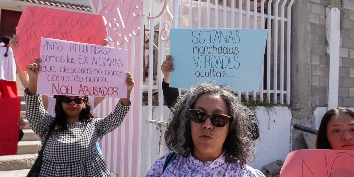 Jóvenes se manifiestan en parroquia de Tijuana; exigen acciones contra sacerdote señalado de presunto abuso sexual