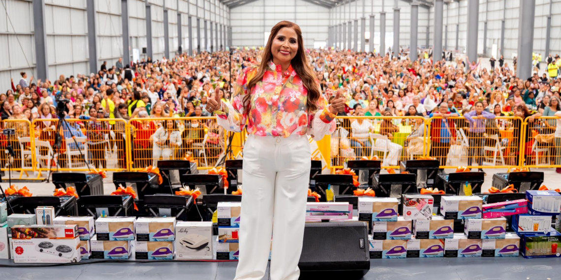 Festeja Claudia Agatón a 2,500 mamás ensenadenses