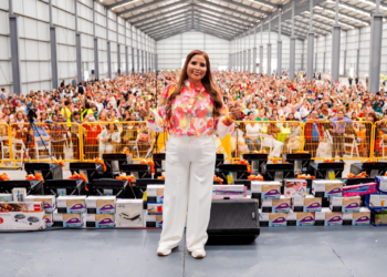 Festeja Claudia Agatón a 2,500 mamás ensenadenses