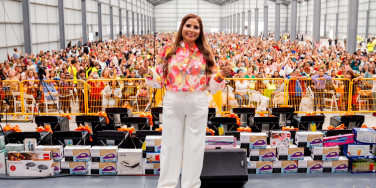 Festeja Claudia Agatón a 2,500 mamás ensenadenses